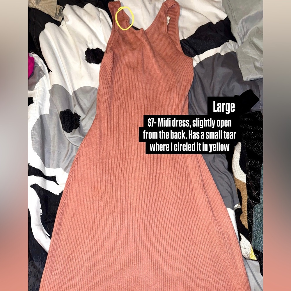 Cute midi dress, slightly open from the back
